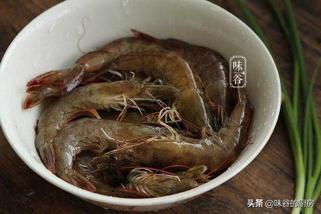 水煮虾时，冷水还是热水下锅？总有人弄错，难怪虾肉发柴不鲜嫩