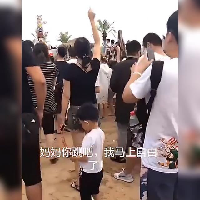 你的育儿经@妈妈带娃去看音乐节，只顾自己嗨，娃在身后引网友热议：心太大了