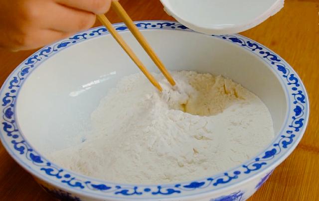 1碗面粉1把香葱，教你做懒人版葱花饼，层次柔软，放凉了也不硬