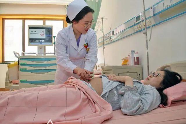 #超级宝妈#产妇分娩时，大出血险丧命，宝宝的举动让人感动，心疼每一位妈妈