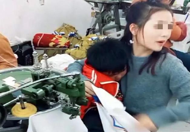 「你的育儿经」4岁男宝陪妈妈上班，乖巧呆在角落太听话，网友：懂事得让人心疼