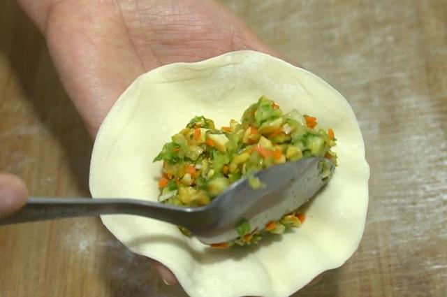 冬天就爱做这锅烙饼，不用发面也软和，薄皮大馅，一次至少吃5张