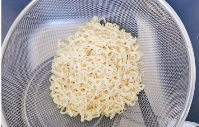 方便面还在煮着吃吗？换个新吃法，连吃3碗都不够