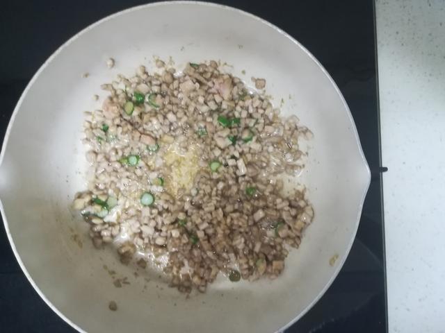 [你的育儿经]10分钟搞定宝宝的午餐，汤汁浓郁，面条爽滑，娃吃得停不下来