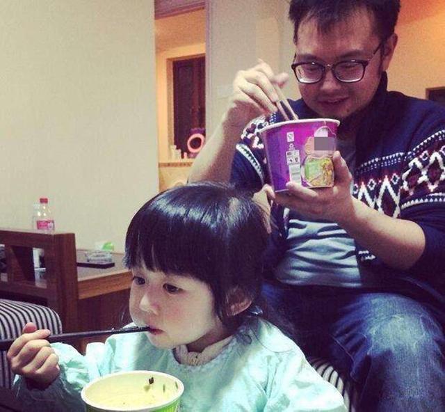 超级宝妈@“佛系爸爸”走红，放任俩熊孩子撒一地奶粉，爸爸淡定在一旁打盹