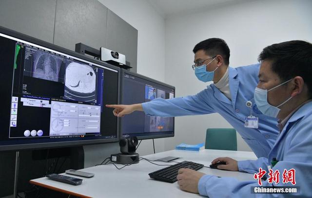 #中国日报网#四川大学华西医院利用5G为新冠肺炎患者进行远程CT扫描