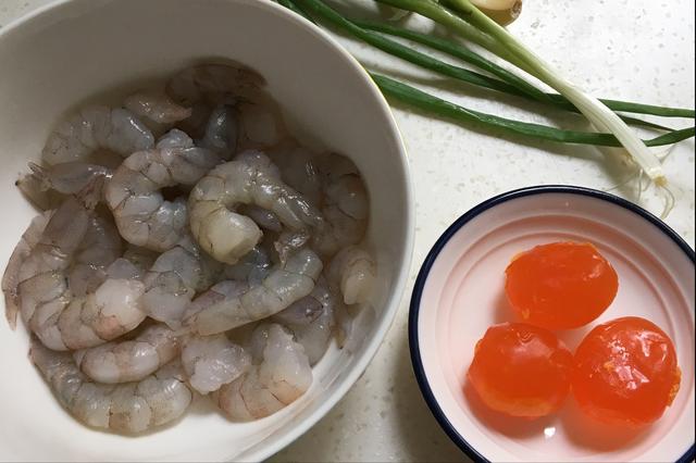 金沙虾，一个鲜字说不完，一口咬到底，才知道外酥里嫩是什么意思