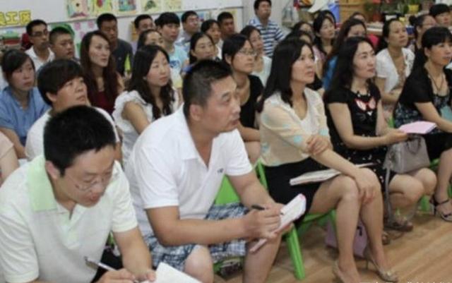 给孩子开家长会，穿什么衣服最合适？三类父母容易给孩子丢面子