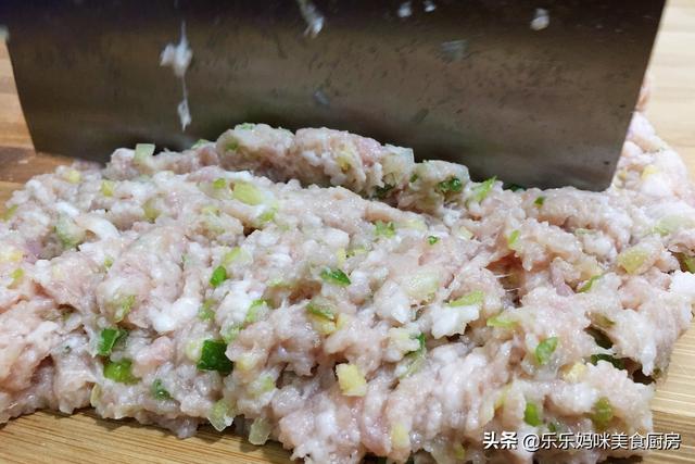 元旦后年关将至，教你调万能猪肉馅，多加“4味料”，加啥菜都香