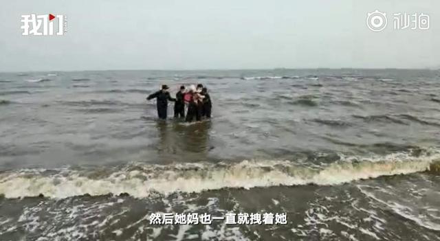 超级宝妈：孩子不认真上网课被扔进大海：有多少孩子，被父母吓唬伤害着长大
