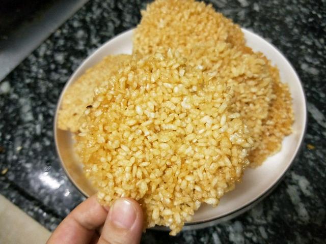 在家自制锅巴，做法很简单，咬一口又香又脆，全家都爱吃