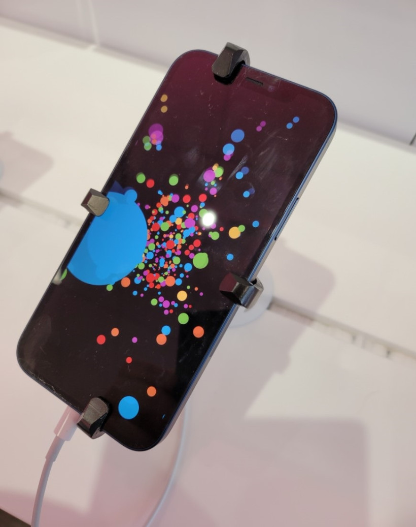 能力|部分用户反映苹果iPhone 12屏幕出现划痕