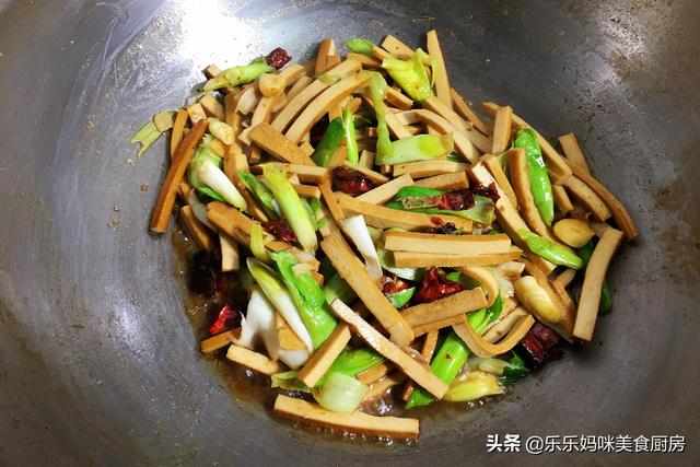 炒豆干时，记住别直接下锅炒，多加1步，好吃没怪味，真香