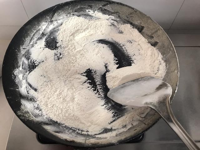 面粉入锅这样一炒，一周的早餐都有了，热水一冲，营养又暖胃