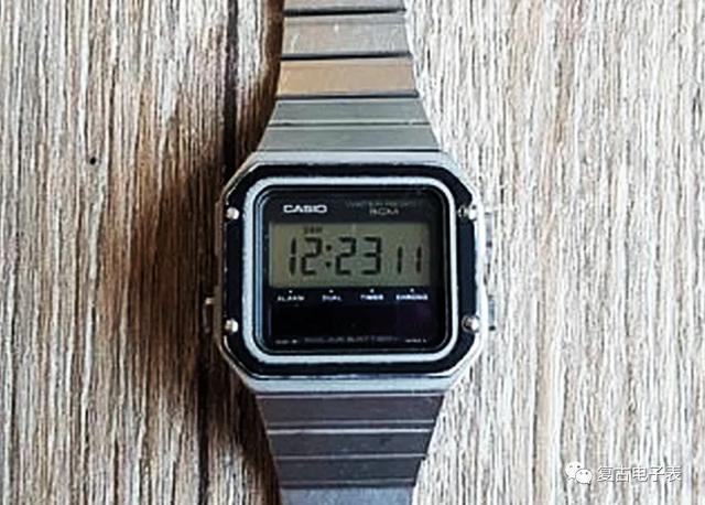 黑白电视风格的太阳能全金属方块——CASIO WS83