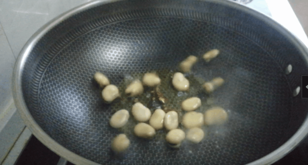 芹菜叶千万别再扔了，搭配2块钱食材，就能做出美味小凉菜