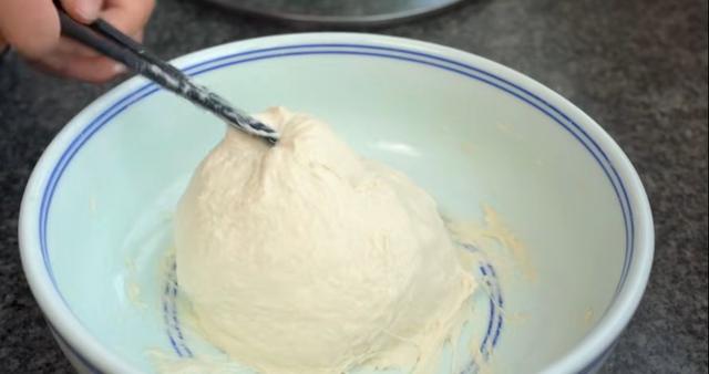 冬天发面饼这样做，手不沾面不揉面，松软又好吃，凉了也不硬