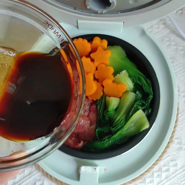 天冷了，自制一份香喷喷的煲仔饭！有菜有肉，越嚼越香