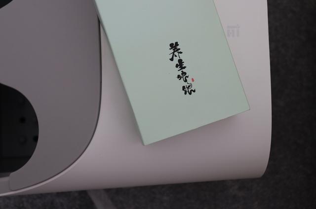 年轻人何必只泡枸杞，加上左点小仙智能蒸汽足浴盆会更舒爽