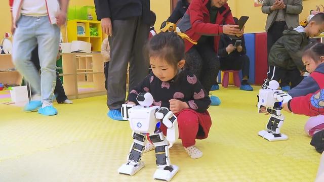 孩子|机器人会跳舞、玩具搭建“动物园”……小朋友们在这里玩嗨了
