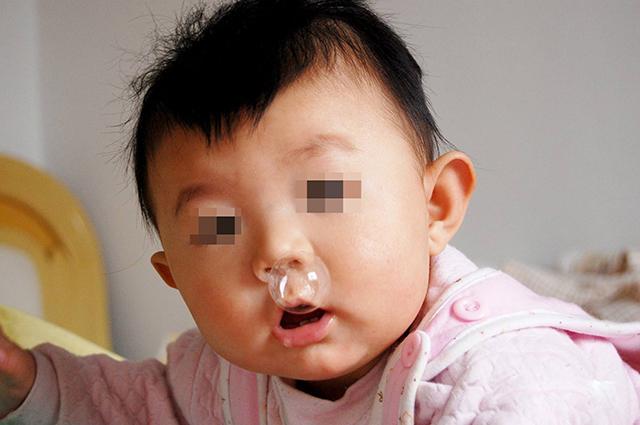 宝宝鼻塞，婆婆直接用嘴给娃吸鼻涕，妈妈见状被恶心得吃不下饭