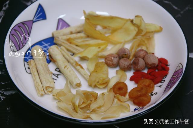 超级宝妈|孩子睡觉不踏实,我家经常炖莲子百合沙参汤,一年四季合适