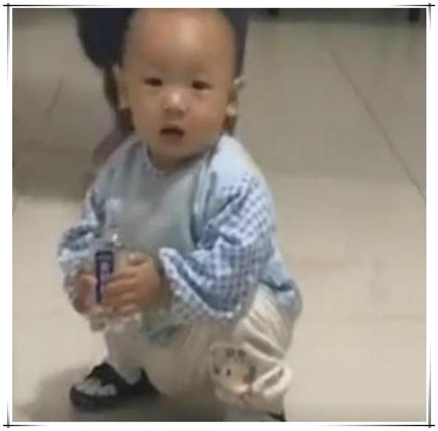 #你的育儿经#一岁宝宝抓周，径直奔向爷爷的“心头好”，奶奶在一旁气得牙痒痒