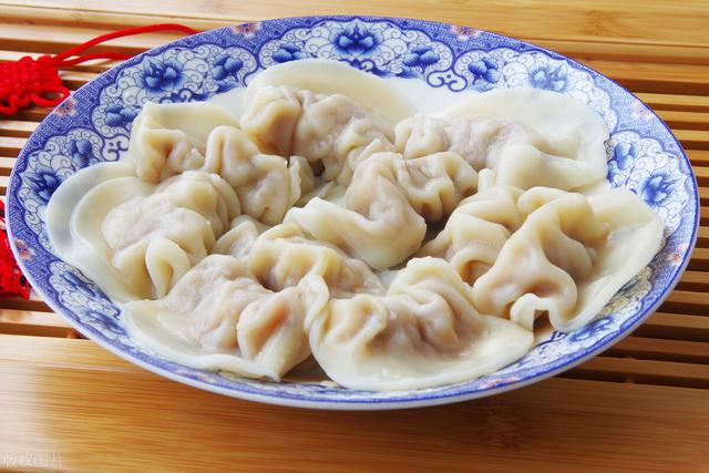 调肉馅时，有人先加水，有人先放油，分享正确方法，肉馅鲜香入味