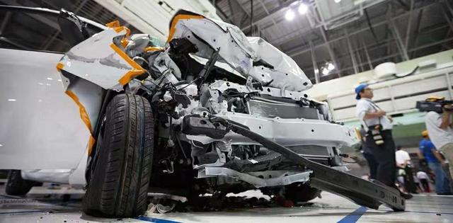 帕萨特变“硬”了！中保研打出全G优秀评分，网友：你敢信？