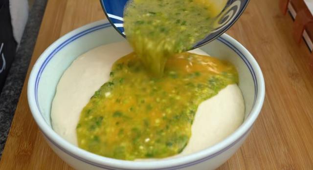 冬天发面饼这样做，手不沾面不揉面，松软又好吃，凉了也不硬