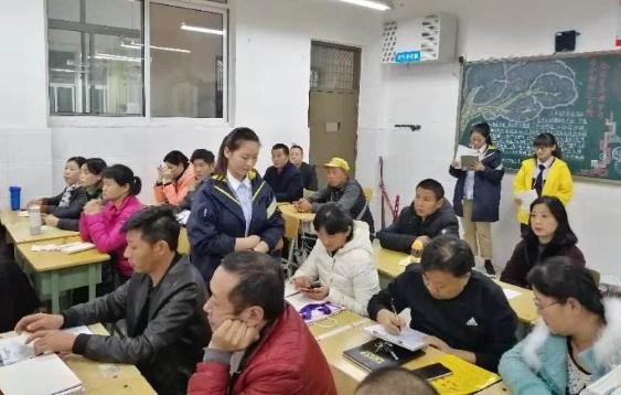 「你的育儿经」“妈，能别给我丢人吗”孩子在家长会上的话，撕开底层家庭的心酸