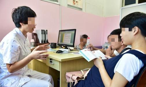 [你的育儿经]高龄孕妈生下“猪八戒”宝宝，丈夫无法接受，医生解释让家人放心