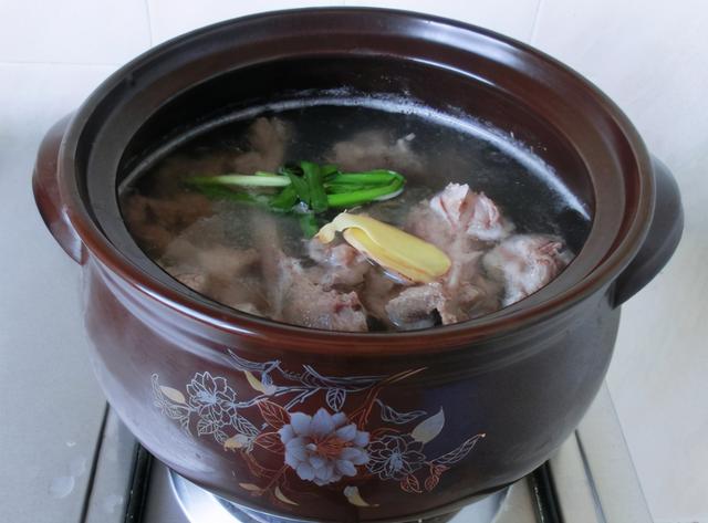 炖羊肉汤，做好“3不加”，保证汤鲜美浓白，肉软烂入味，没膻味