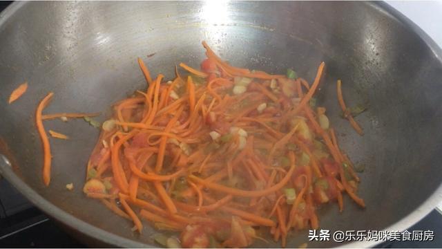 入冬后记得给家人吃这道菜，5种食材巧搭配，营养美味，老少皆宜