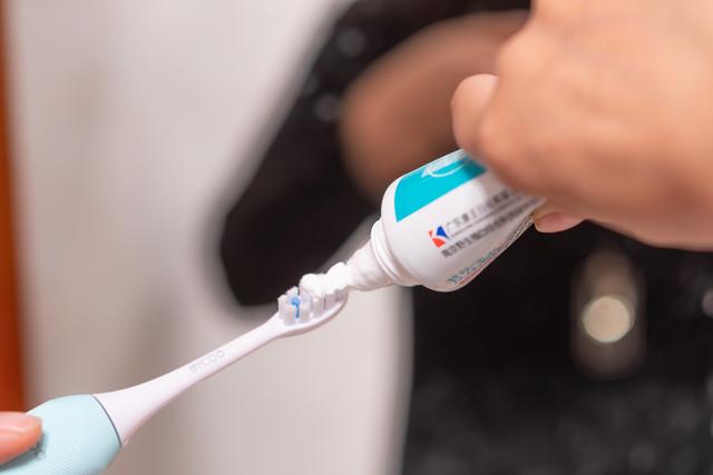 洁白的牙齿需要电动牙刷助力