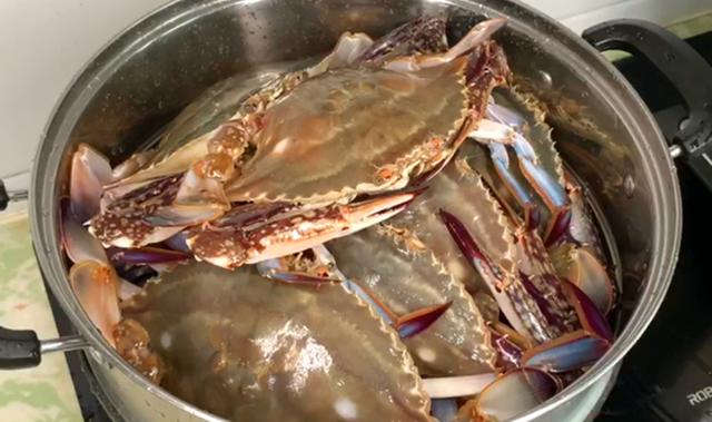蒸螃蟹时，有人用冷水，有人用热水，大厨：全都不对，教正确做法