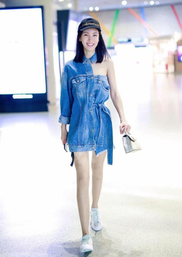 金晨让人"大跌眼镜",牛仔服当裙子,袖子只有一只,这腿