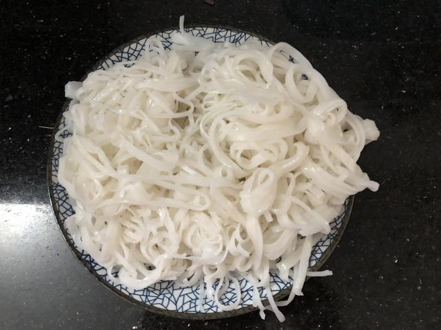 天冷孩子早餐最馋它，十分钟上桌，爽滑可口，比面条更好吃，特香