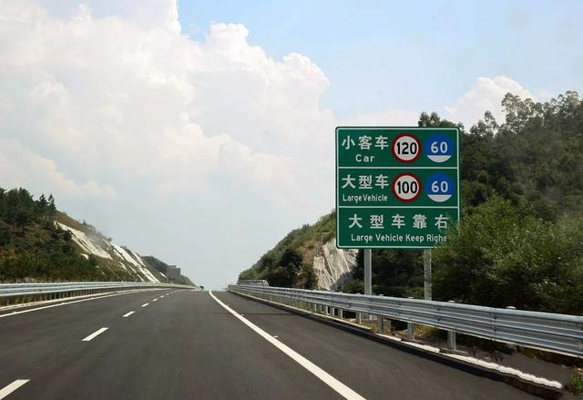 在高速公路120时速行驶，突然前方限速60怎么办？