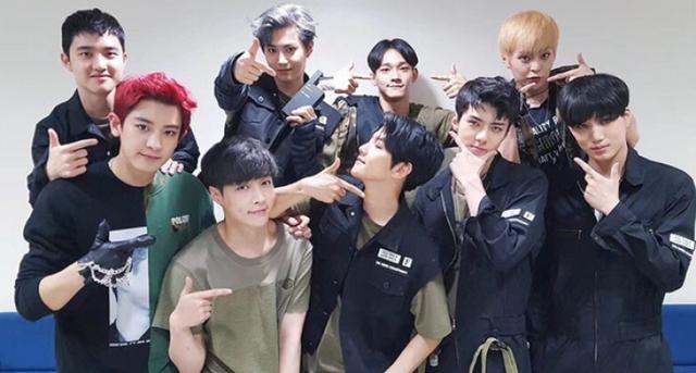 张艺兴透露和队友常在海外相聚 手机壁纸也是他们生活报