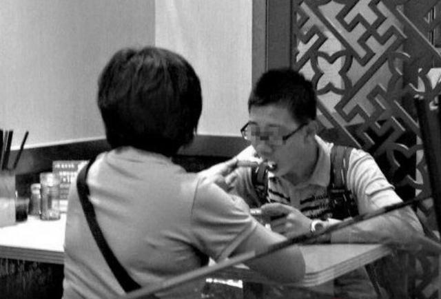#超级宝妈#当年因“我爸是李刚”走红的李启铭,如今32岁过得咋样?自作自受