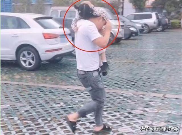 欢喜同堂|突逢下雨，爸爸把2岁女儿“举头顶”挡雨，网友：父爱如山体滑坡
