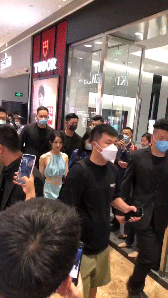 白衬杉格子梦|赵丽颖的腰线太美了,一袭水湖蓝露腰裙,尽显身材线条曼妙