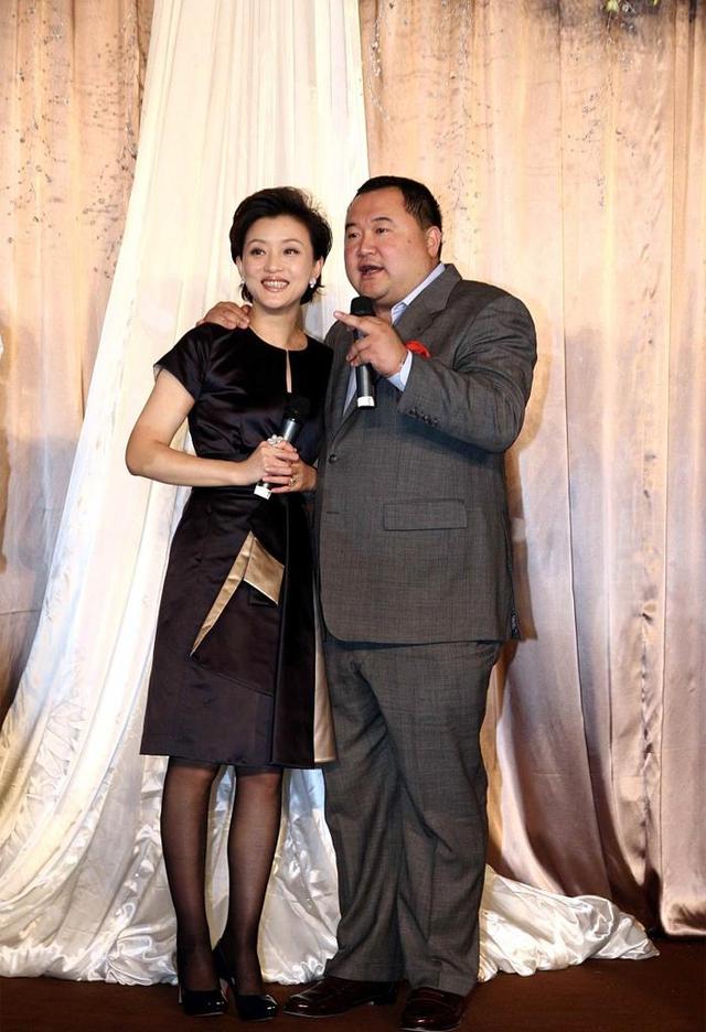 带货女王主持人杨澜难得高调一回,携总裁丈夫恩爱亮相,黑裙短发气质十足