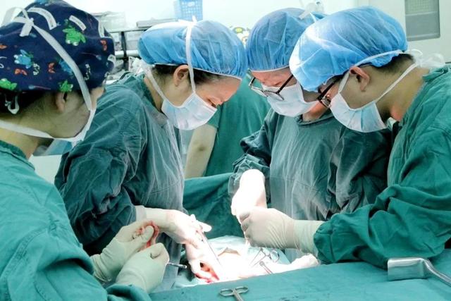 孕妇产检时突发胎儿宫内窘迫，南京市第一医院医护19分钟极速抢救，母女平安