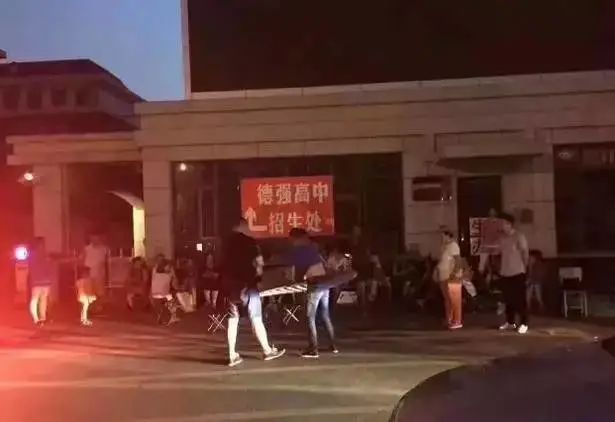 『暖先生格调』今年中考，哈市家长深夜排队的火爆一幕将不再上演！