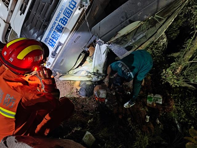 南川|视频 | 急！罐车夜间侧翻公路边坡随时可能下滑 司机被压动弹不得