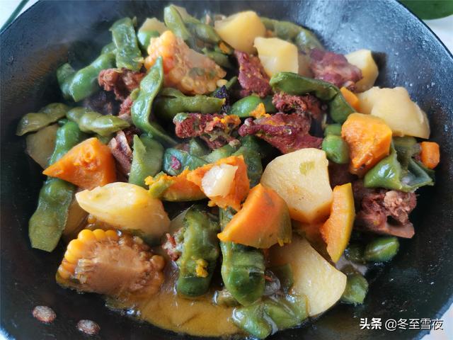 这道东北炖菜全国闻名，东北人最稀罕吃，荤素搭配营养好，真香