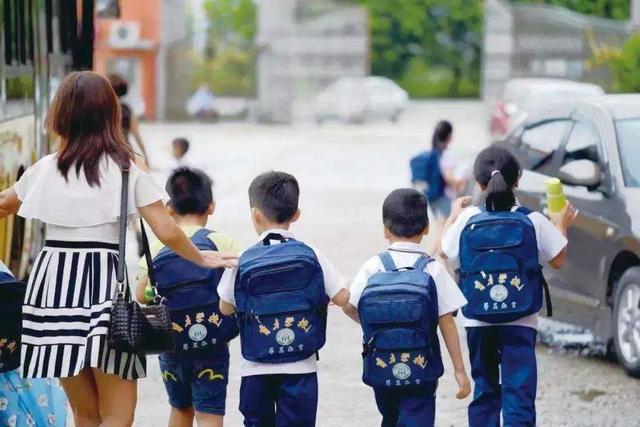 幼儿园接娃“鄙视链”，父母挣得多反而排靠后！你在第几层？