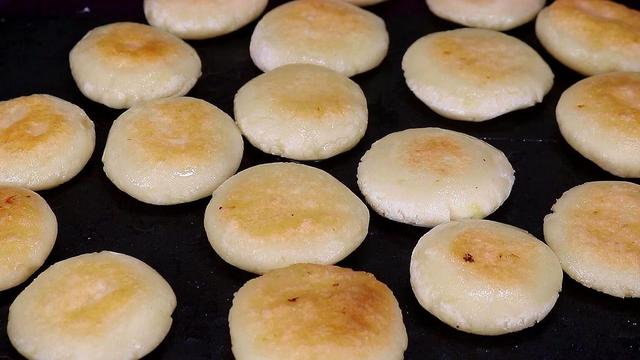 天冷了，土豆别再炒着吃，试试这样做，孩子三天不吃就馋了，真香